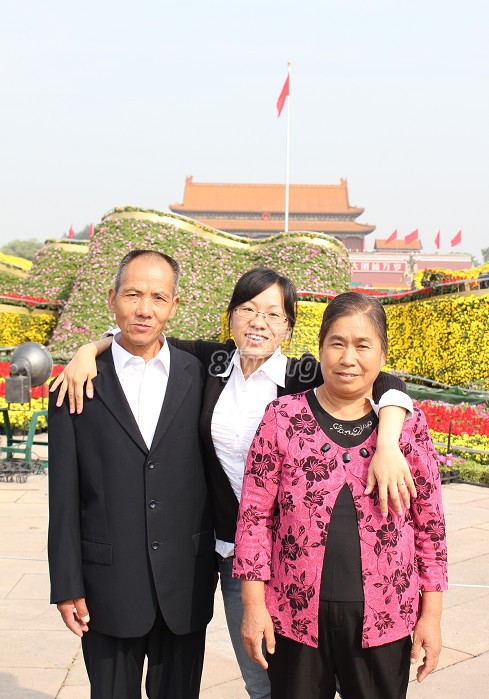 与家人合影