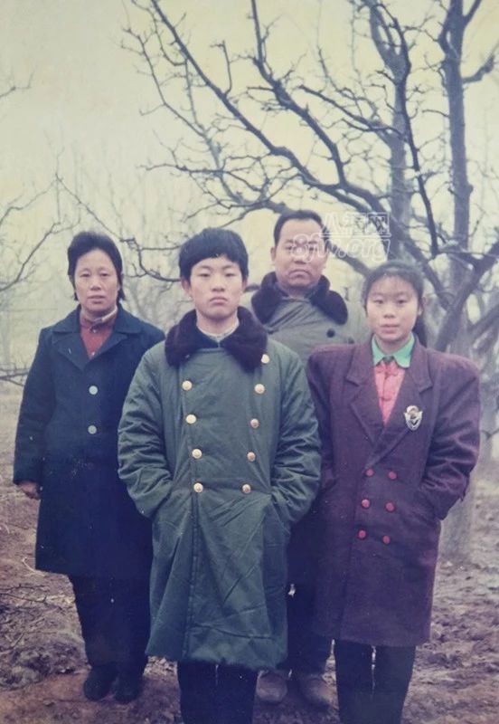 中学时期的范牧师与家人