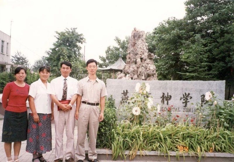 与同学合影